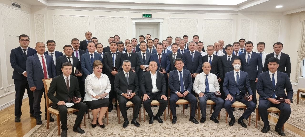 Группа работников Счетной палаты Республики Узбеки