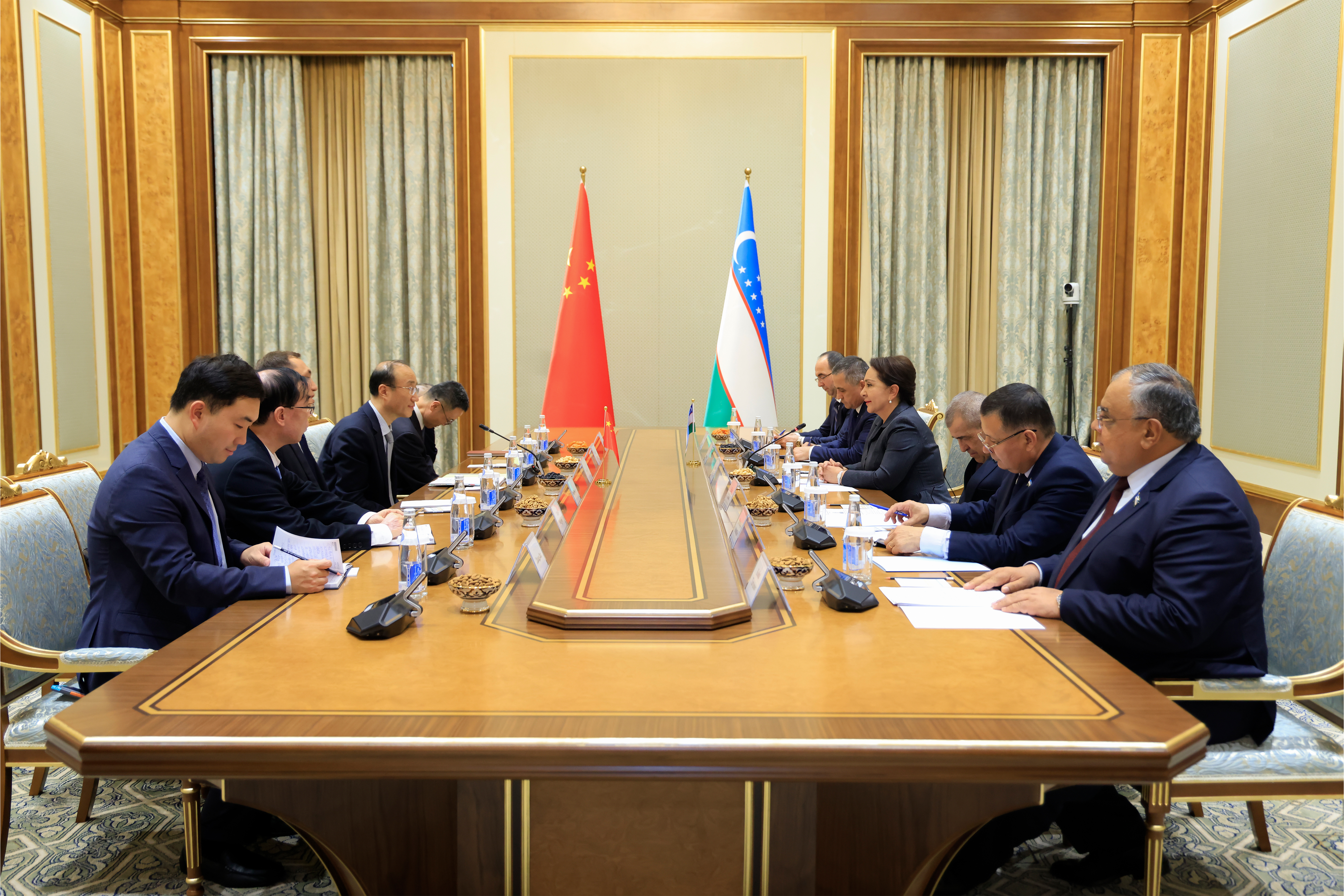 Хитой Бош аудитори Олий Мажлис палаталарига ташриф